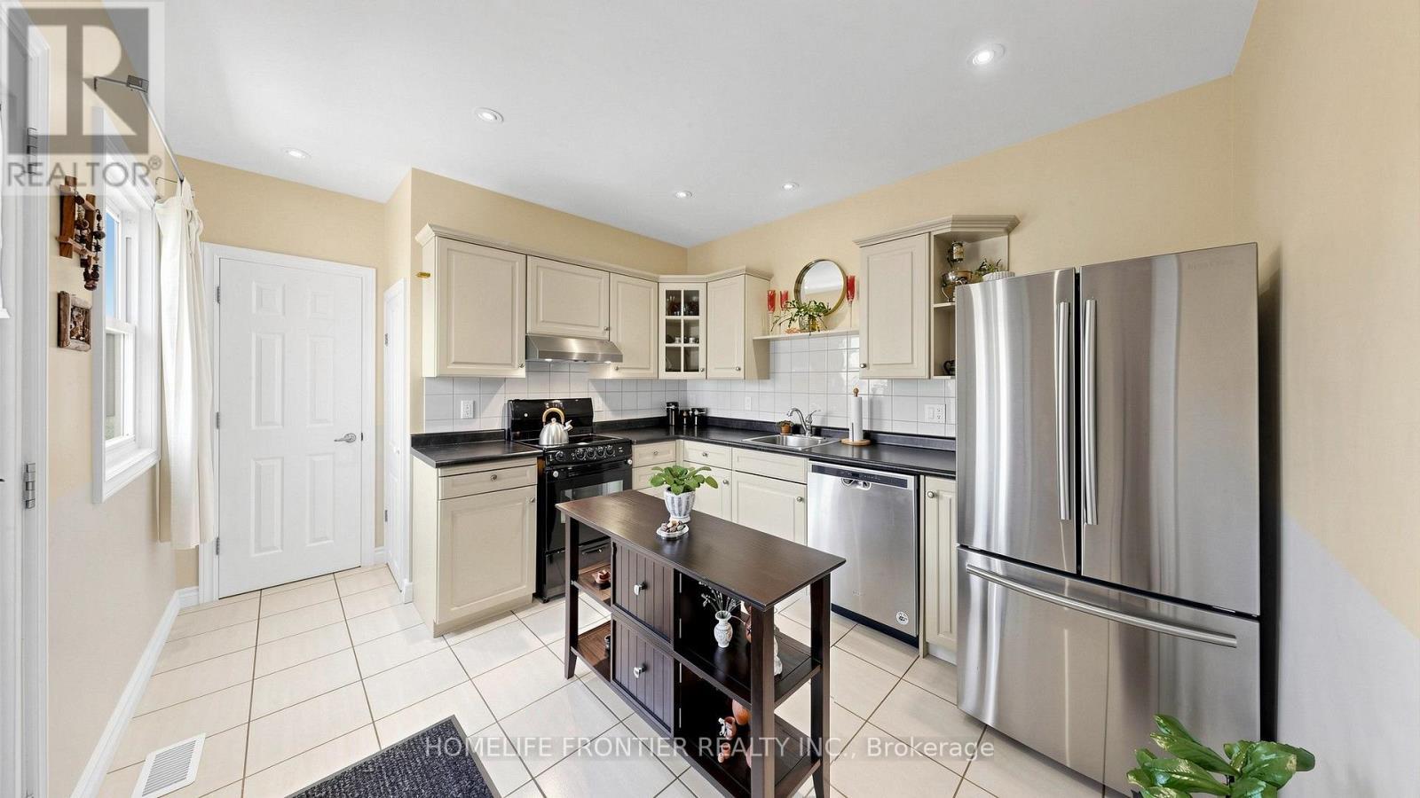 81 Richmond Street, Brantford, ON - Indoor Photo Showing Kitchen With Stainless Steel Kitchen