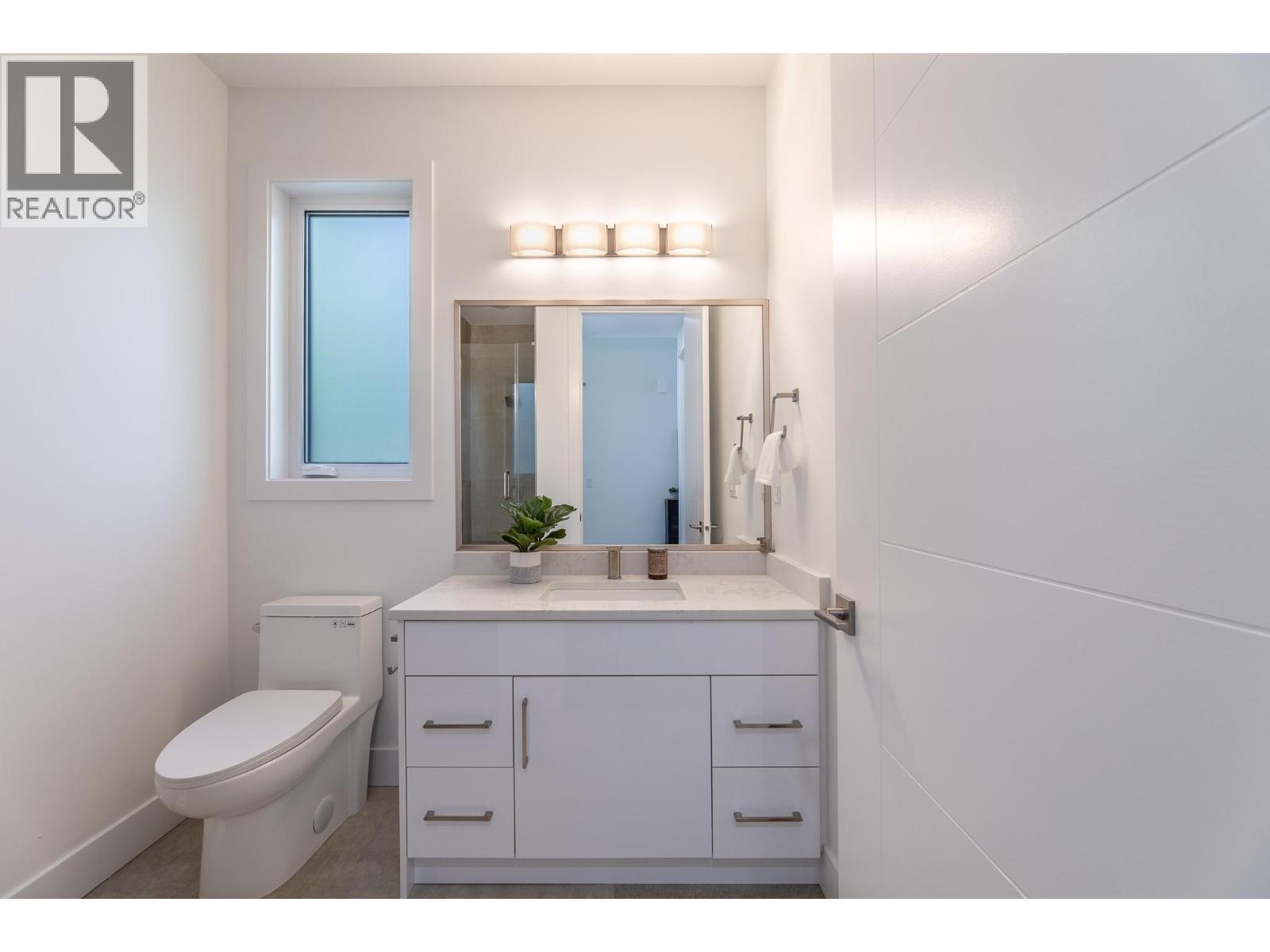 5586 Nixon Road, Summerland, BC - Indoor Photo Showing Bathroom