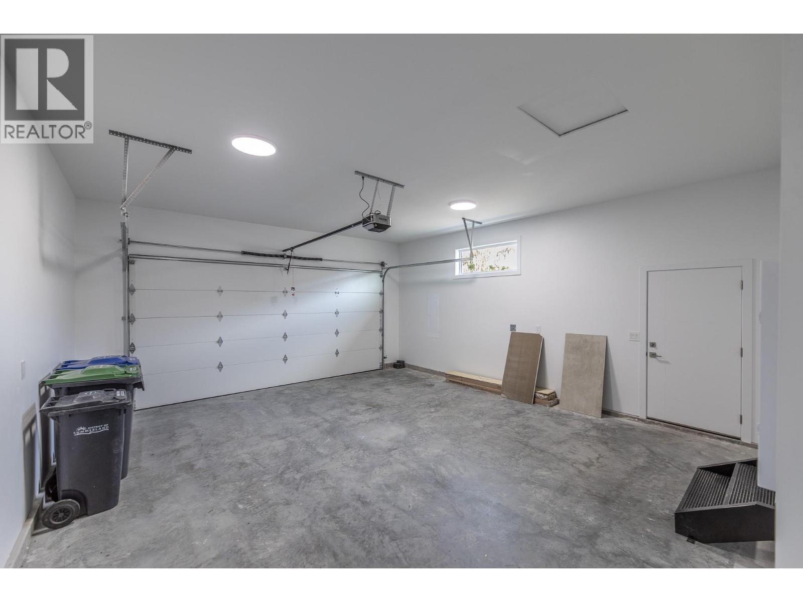 5586 Nixon Road, Summerland, BC - Indoor Photo Showing Garage