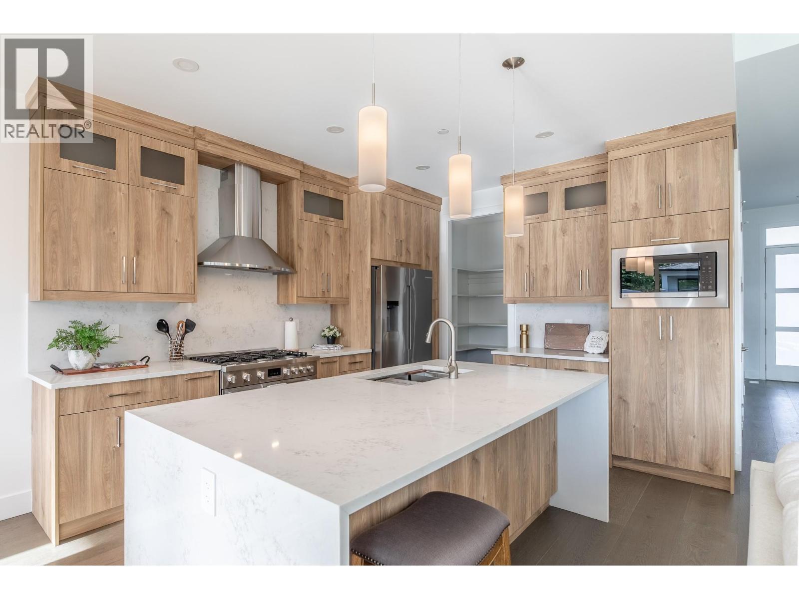 5586 Nixon Road, Summerland, BC - Indoor Photo Showing Kitchen With Upgraded Kitchen