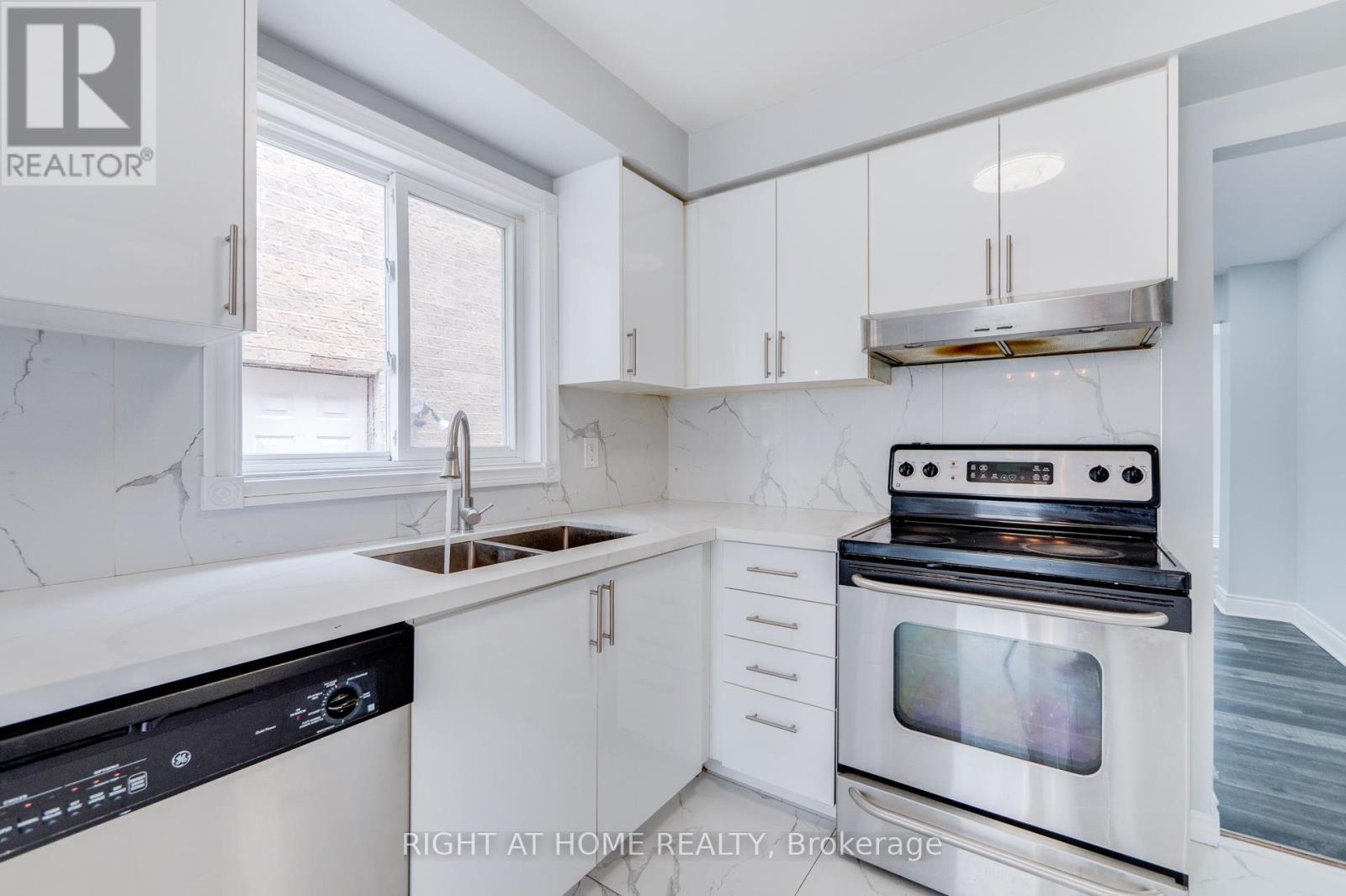 34 Meadowlark Drive, Brampton, ON - Indoor Photo Showing Kitchen With Double Sink