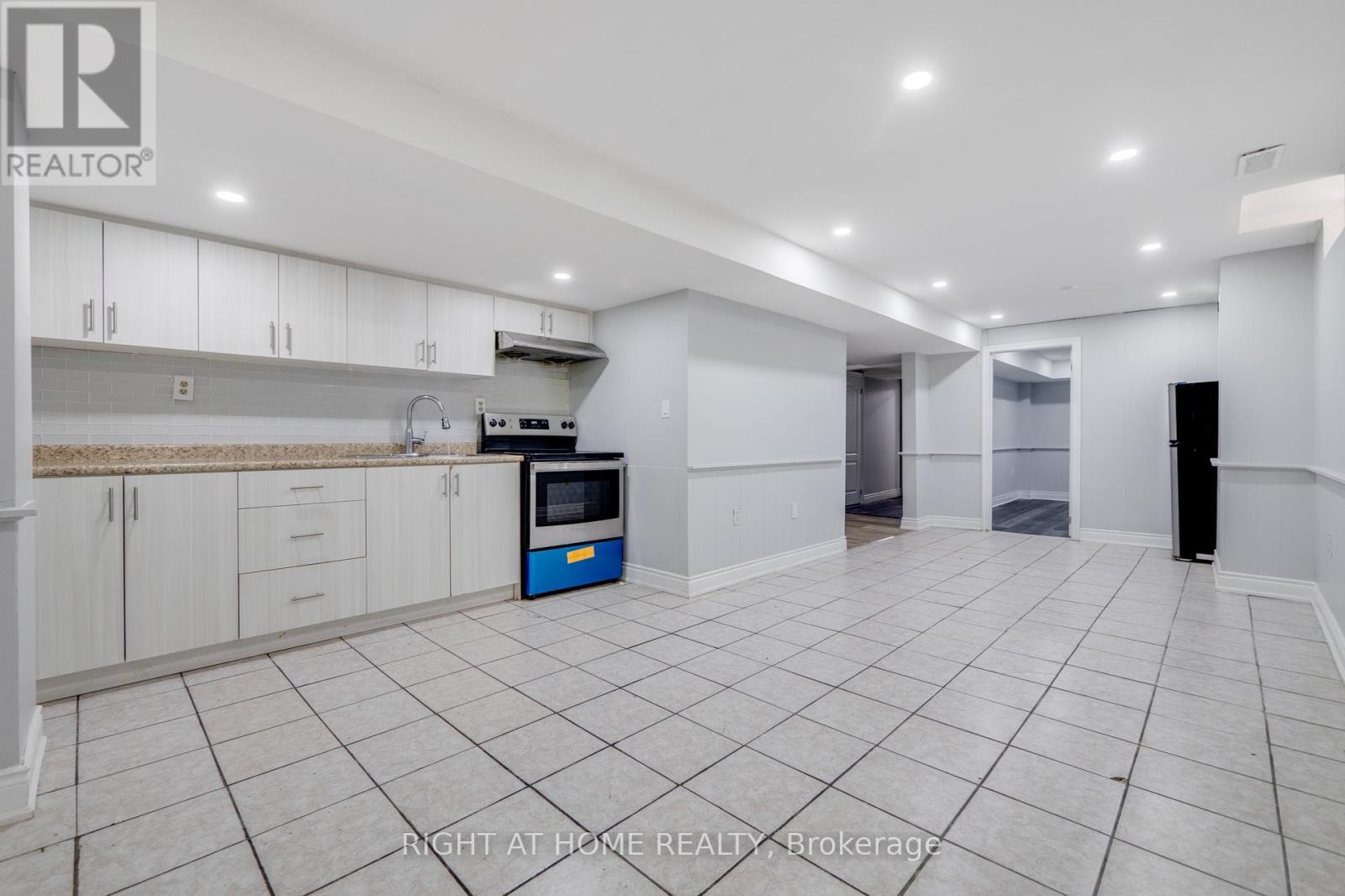 34 Meadowlark Drive, Brampton, ON - Indoor Photo Showing Kitchen