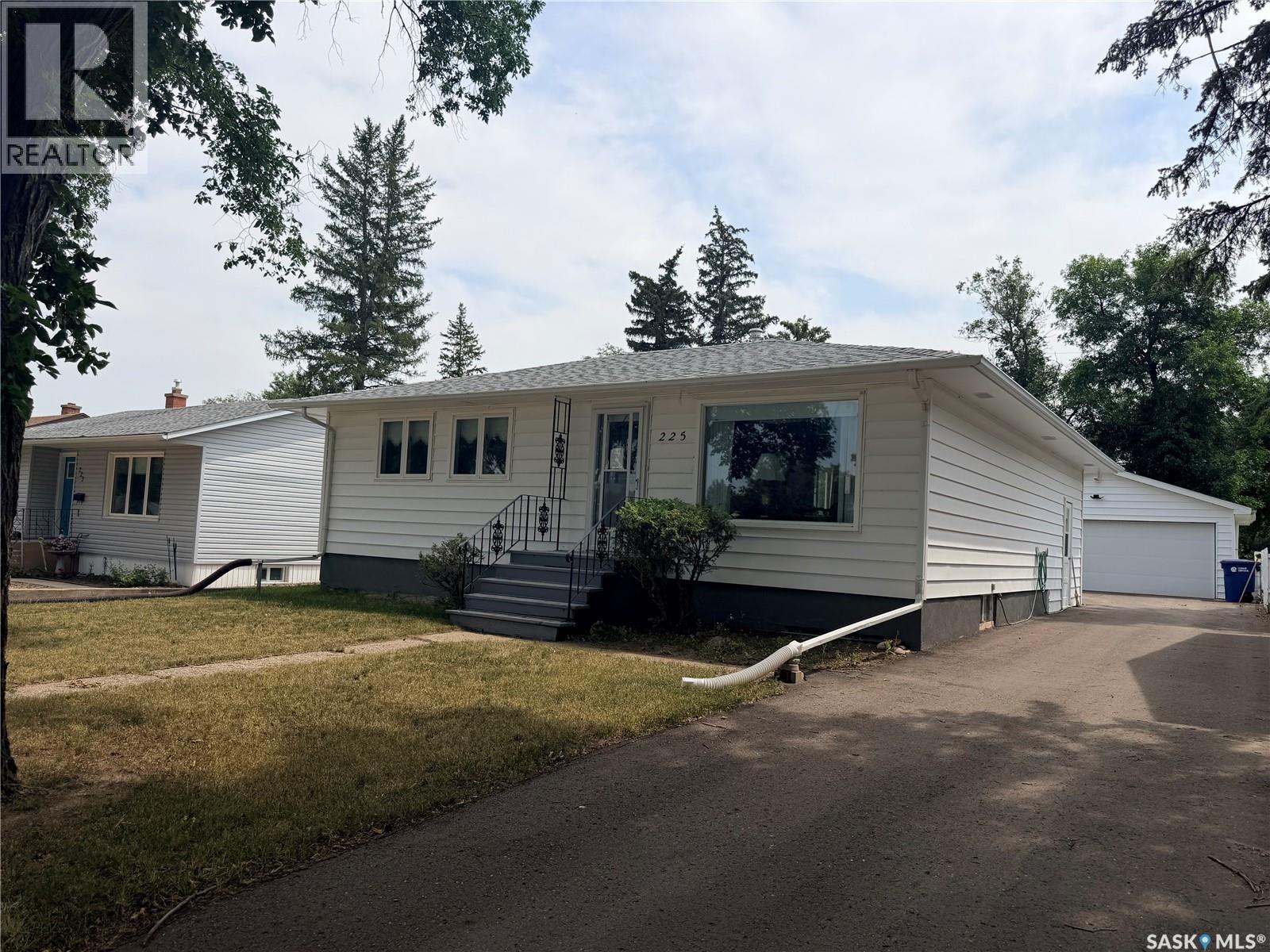 225 Dominion Road, Assiniboia, SK - Outdoor