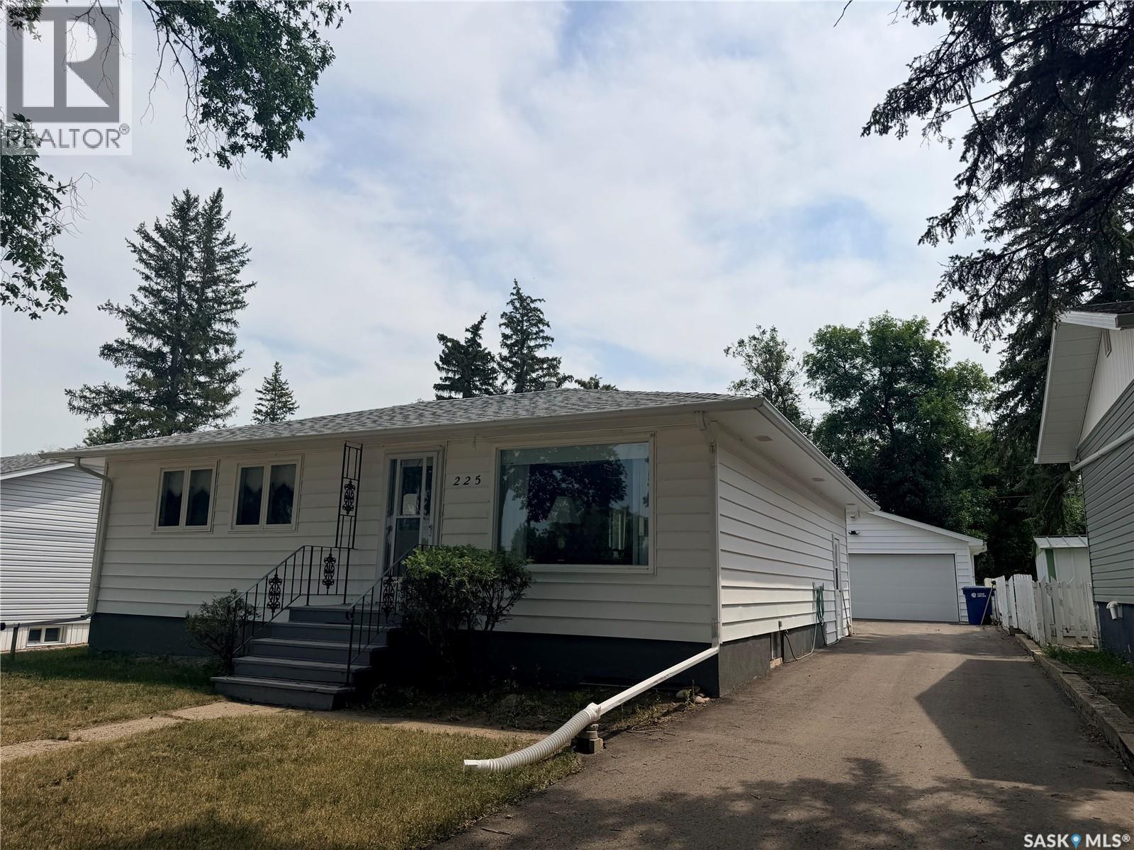 225 Dominion Road, Assiniboia, SK - Outdoor
