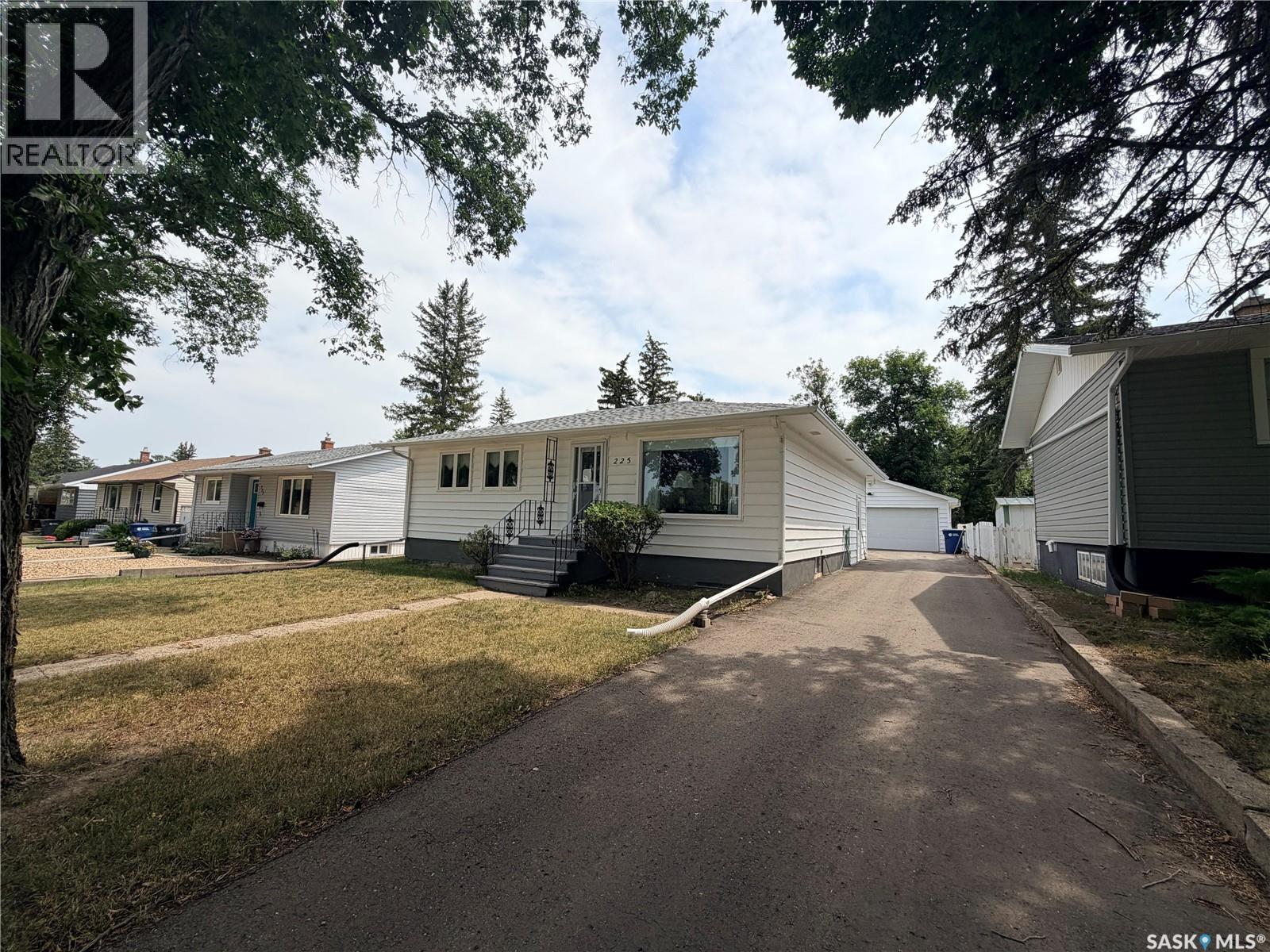 225 Dominion Road, Assiniboia, SK - Outdoor