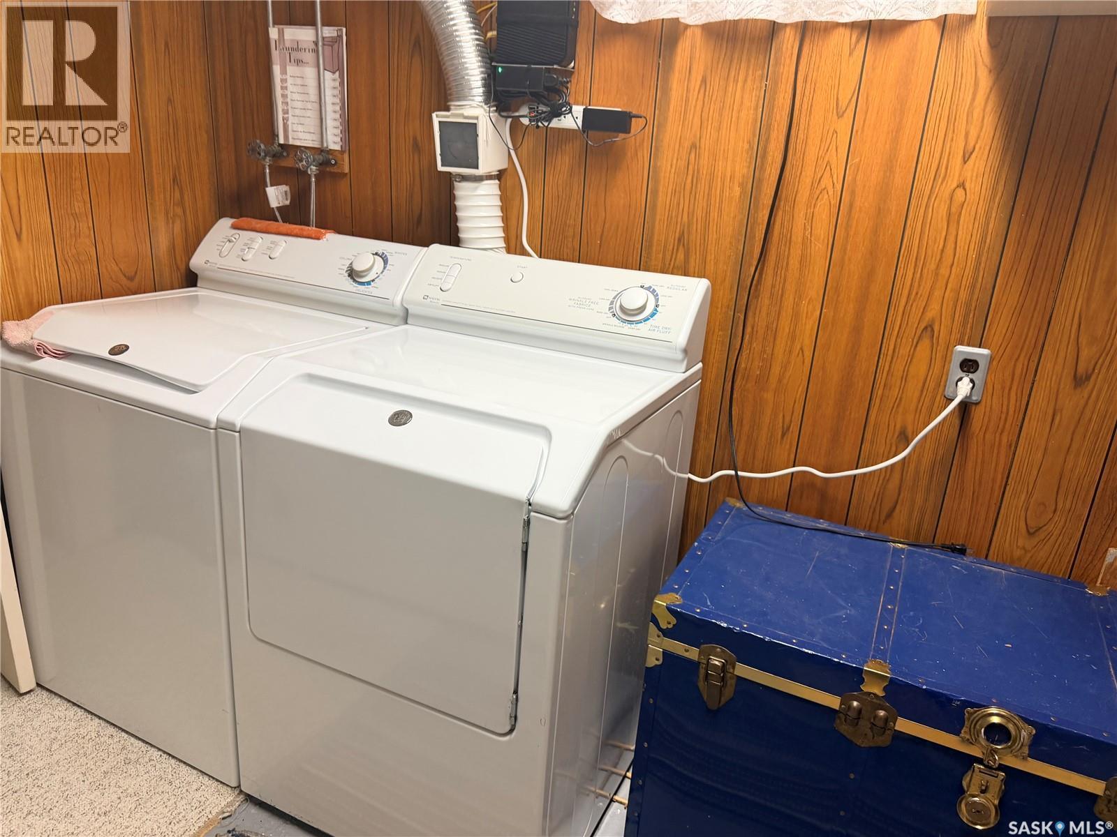 225 Dominion Road, Assiniboia, SK - Indoor Photo Showing Laundry Room
