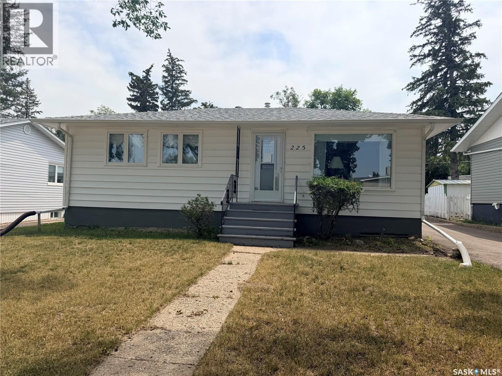 225 Dominion Road, Assiniboia, SK - Outdoor