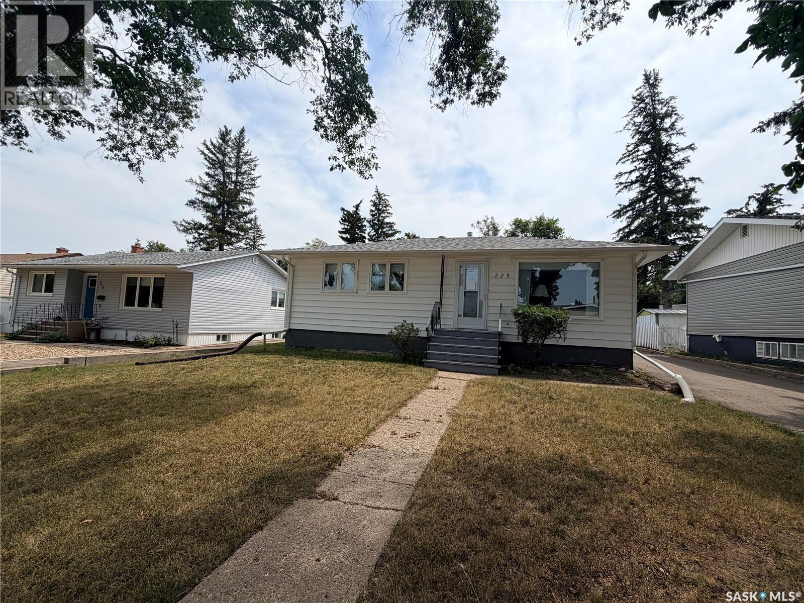 225 Dominion Road, Assiniboia, SK - Outdoor
