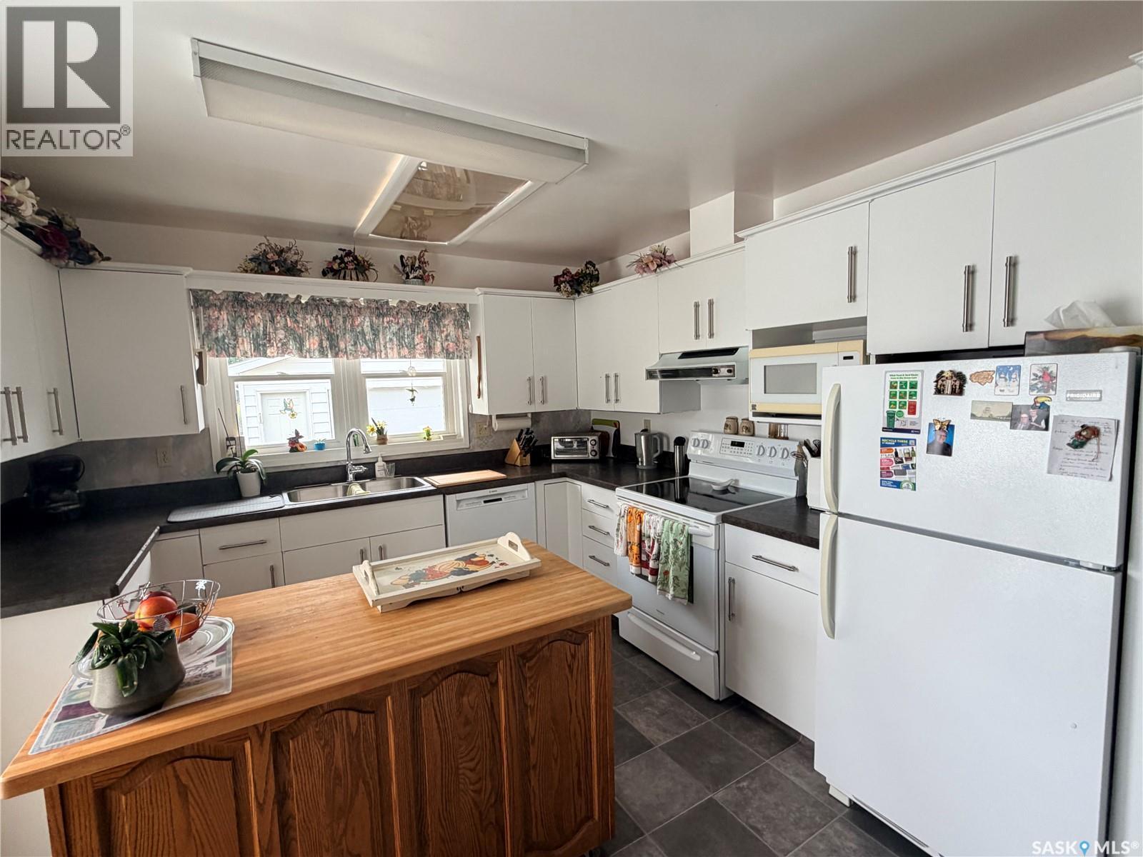 225 Dominion Road, Assiniboia, SK - Indoor Photo Showing Kitchen