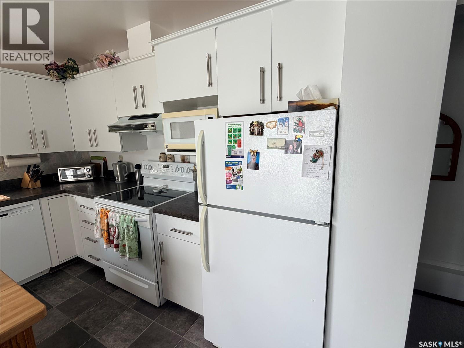 225 Dominion Road, Assiniboia, SK - Indoor Photo Showing Kitchen