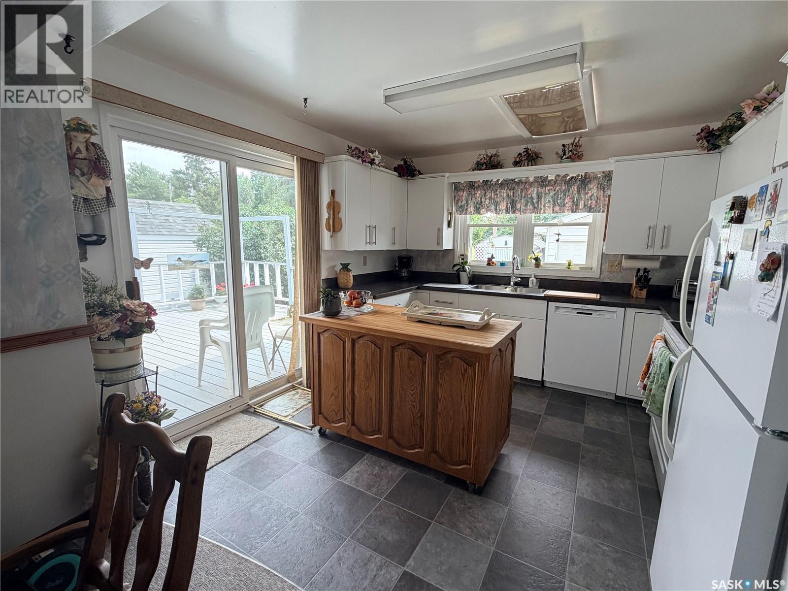 225 Dominion Road, Assiniboia, SK - Indoor Photo Showing Kitchen