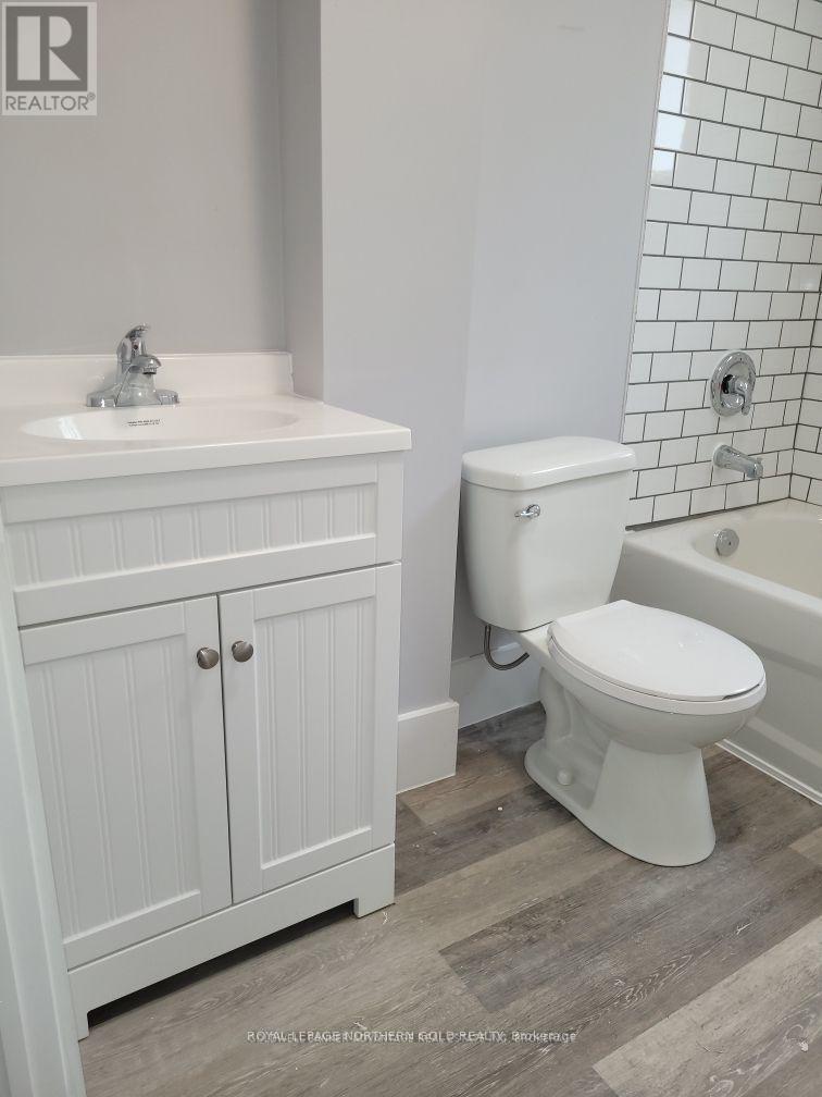 33 Kirkpatrick Street, Kirkland Lake, ON - Indoor Photo Showing Bathroom