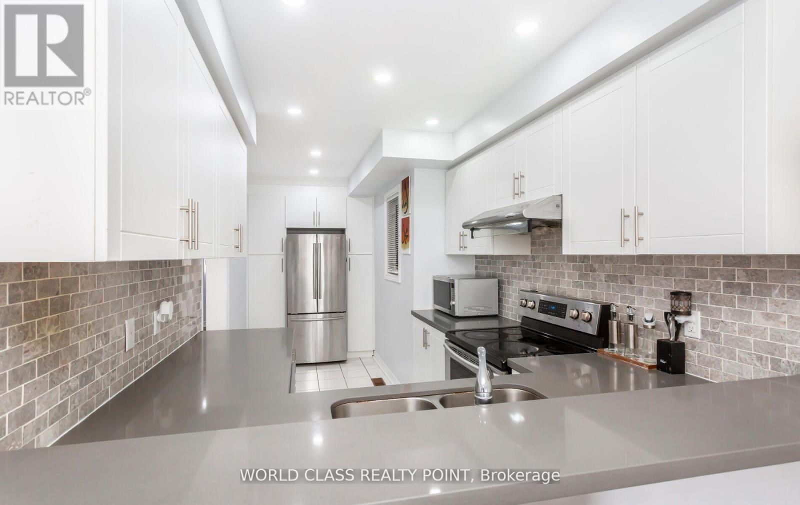 17 Manett Crescent E, Brampton, ON - Indoor Photo Showing Kitchen With Double Sink With Upgraded Kitchen