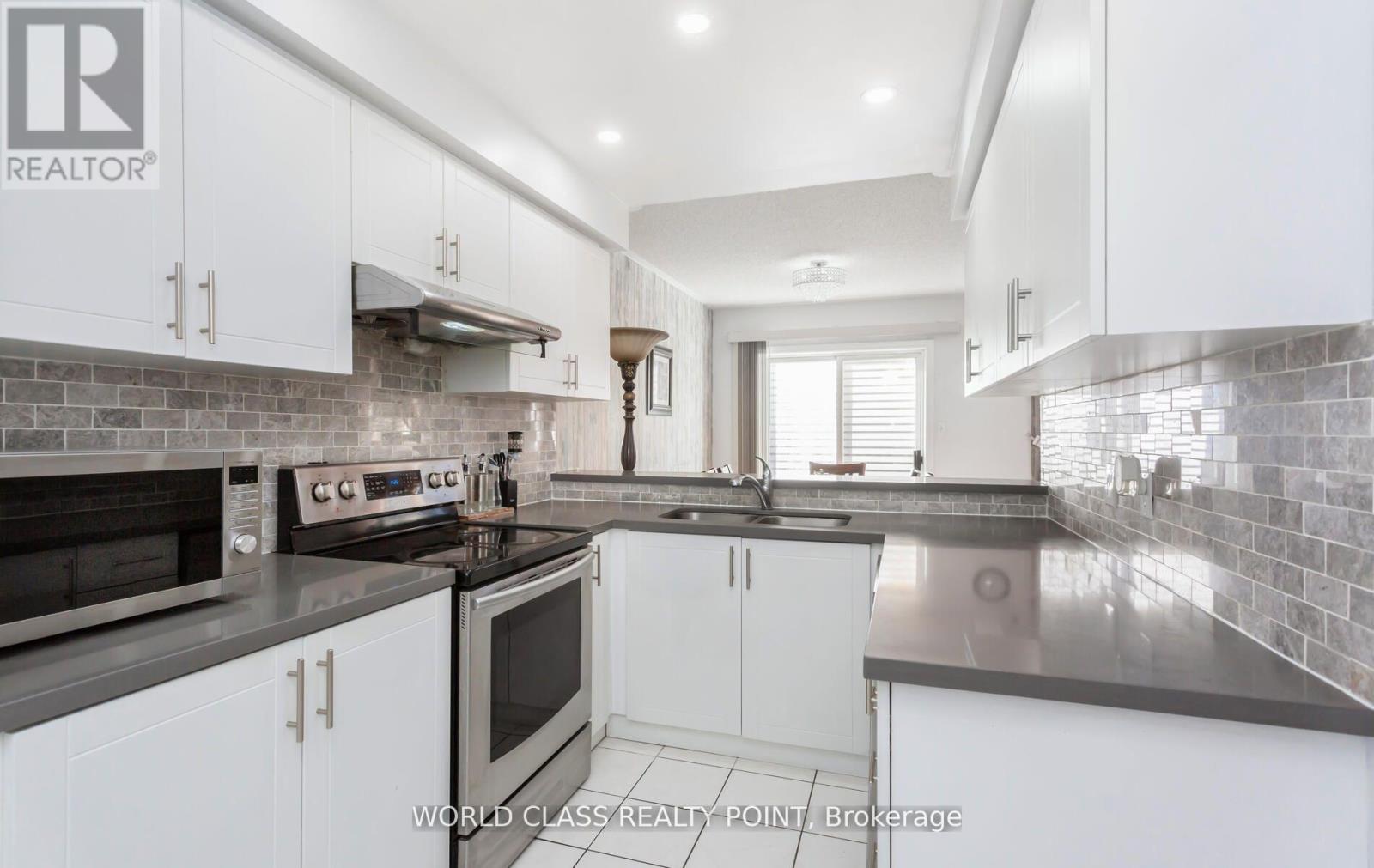 17 Manett Crescent E, Brampton, ON - Indoor Photo Showing Kitchen With Upgraded Kitchen