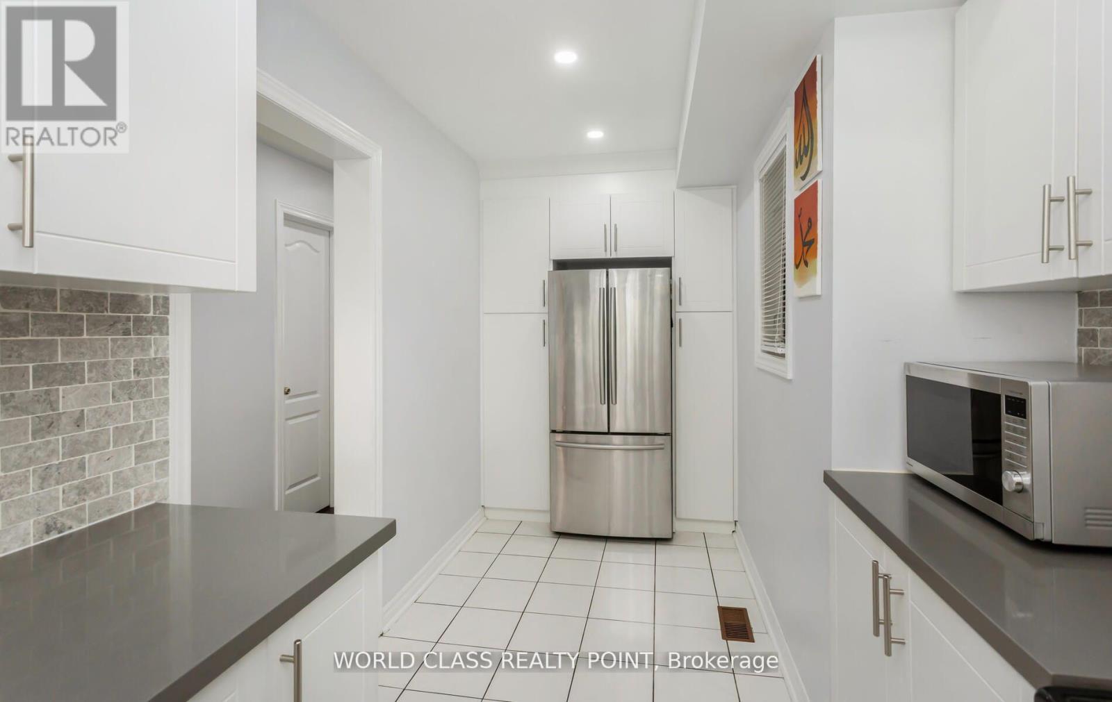 17 Manett Crescent E, Brampton, ON - Indoor Photo Showing Kitchen
