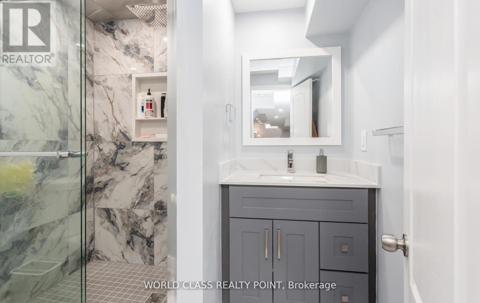 17 Manett Crescent E, Brampton, ON - Indoor Photo Showing Bathroom