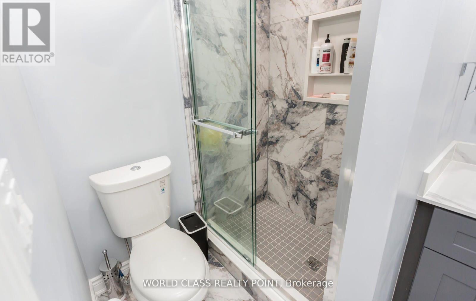 17 Manett Crescent E, Brampton, ON - Indoor Photo Showing Bathroom