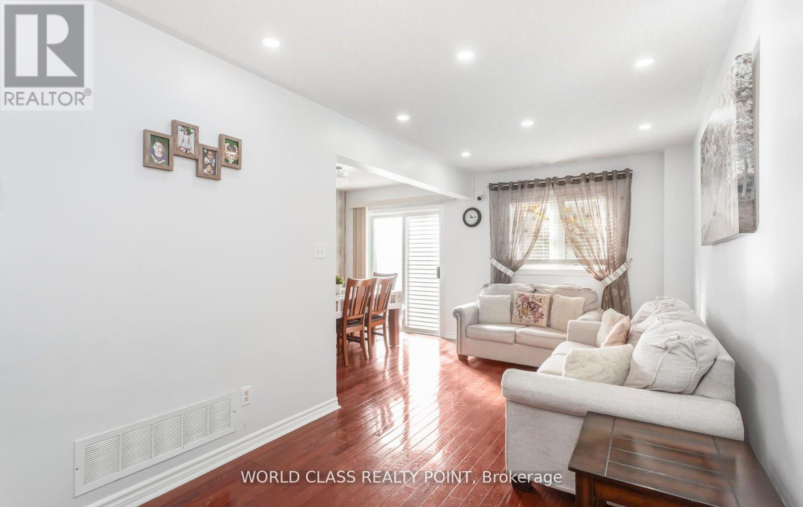 17 Manett Crescent E, Brampton, ON - Indoor Photo Showing Living Room