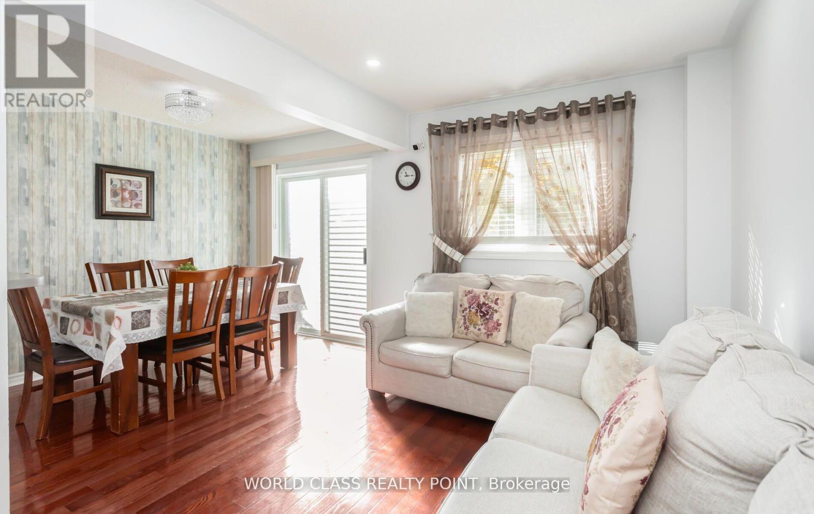 17 Manett Crescent E, Brampton, ON - Indoor Photo Showing Living Room