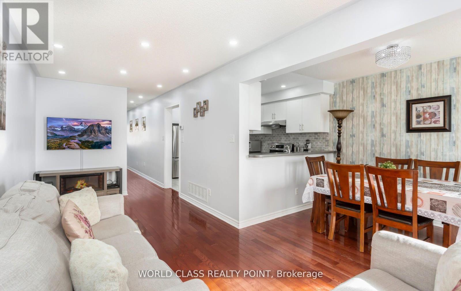 17 Manett Crescent E, Brampton, ON - Indoor Photo Showing Living Room