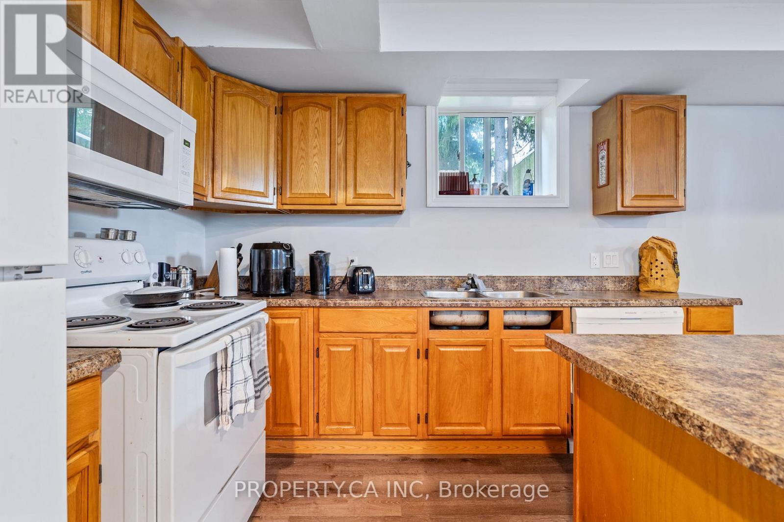 190 Ann Street, North Middlesex (Parkhill), ON - Indoor Photo Showing Kitchen With Double Sink