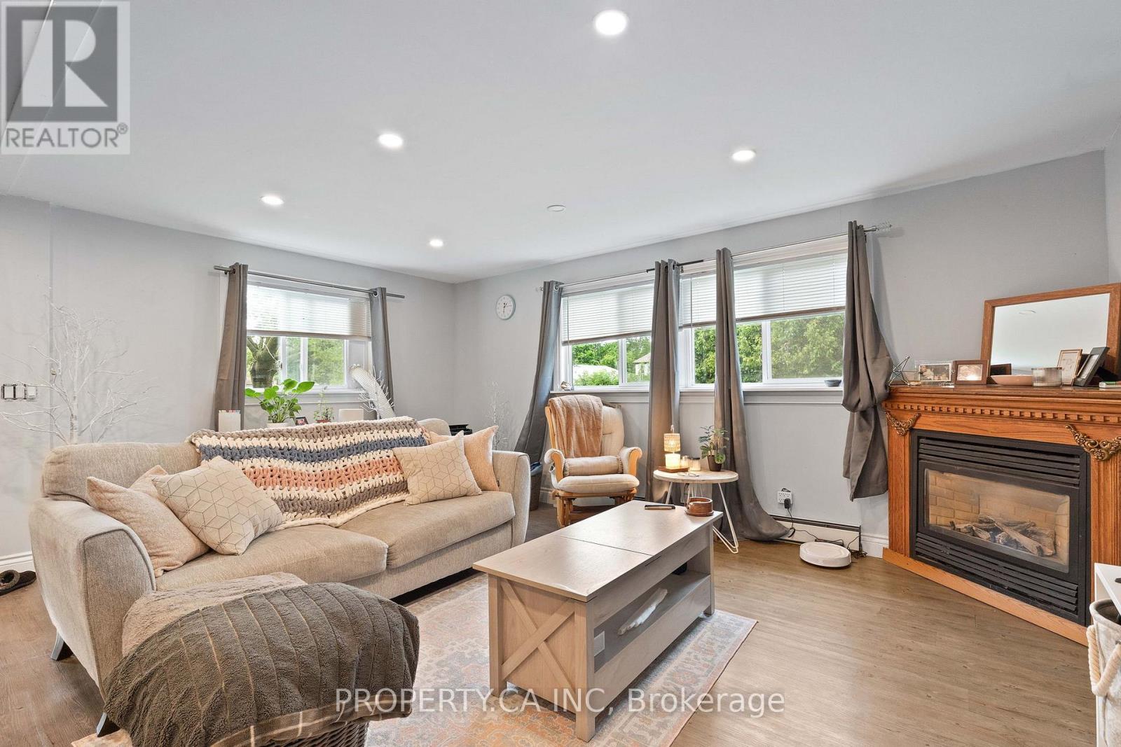190 Ann Street, North Middlesex (Parkhill), ON - Indoor Photo Showing Living Room With Fireplace