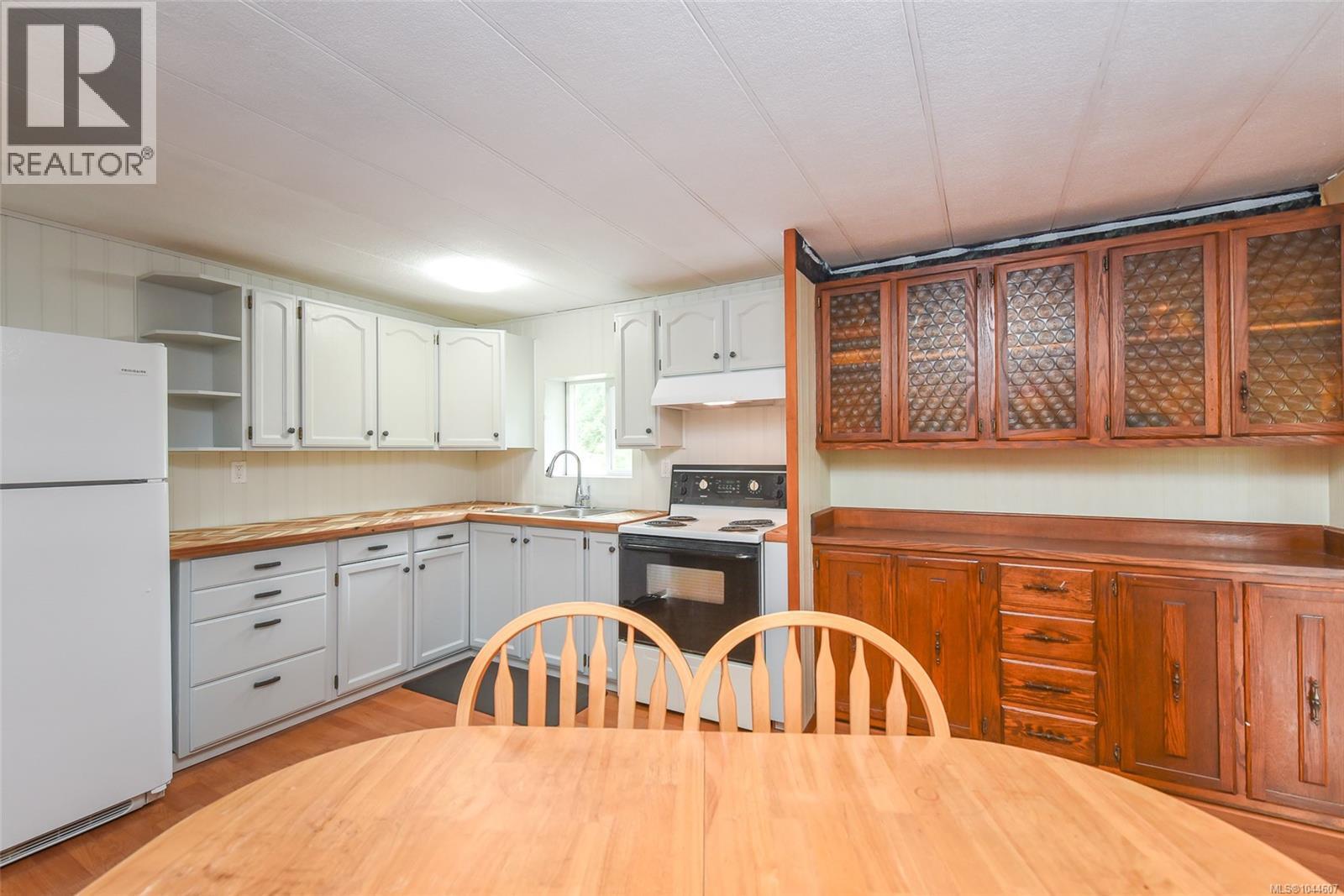 6601 Mystery Beach Rd, Fanny Bay, BC - Indoor Photo Showing Kitchen