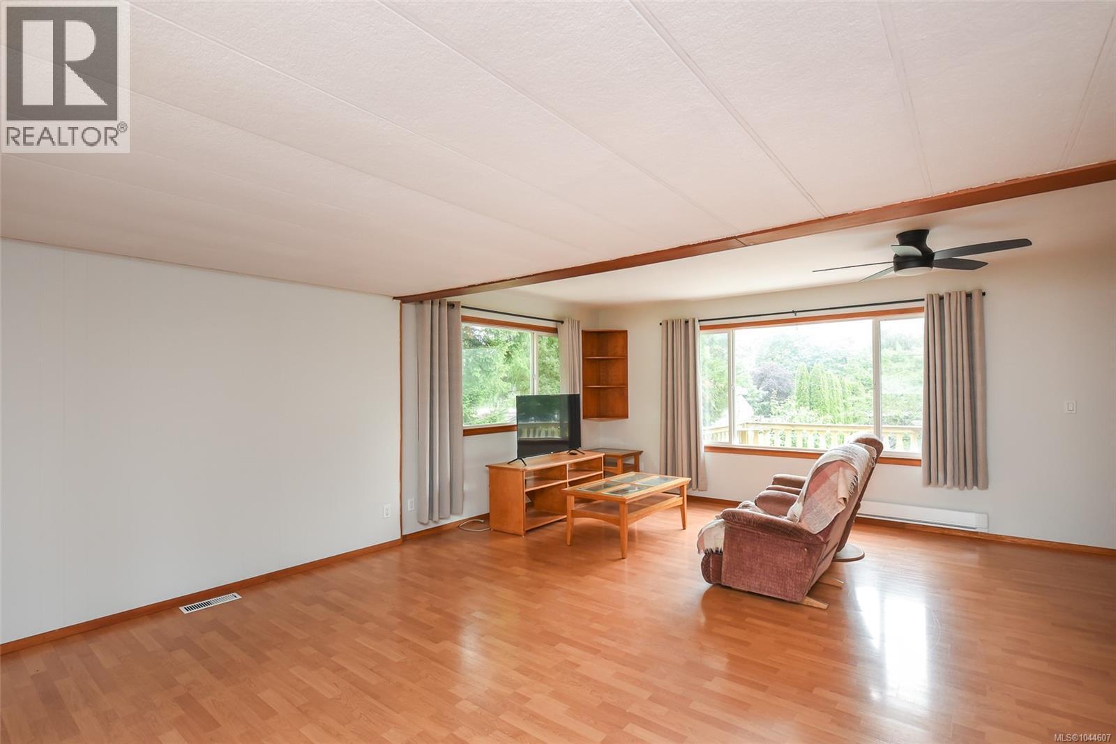 6601 Mystery Beach Rd, Fanny Bay, BC - Indoor