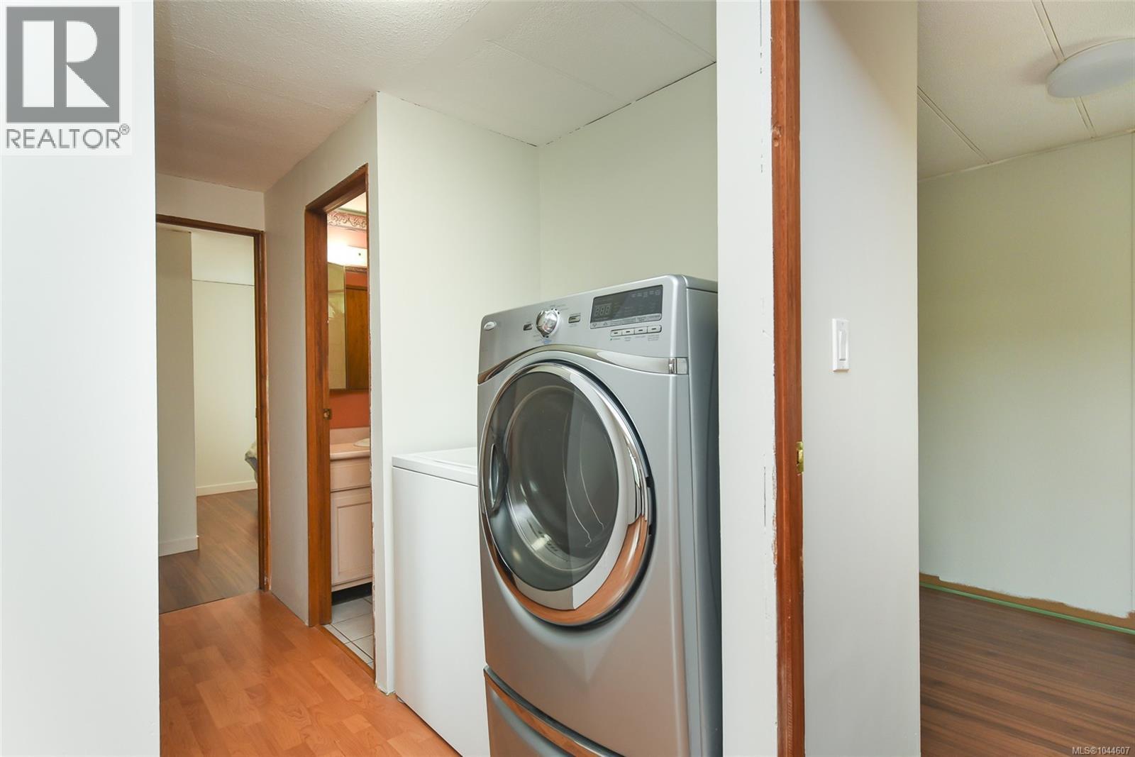 6601 Mystery Beach Rd, Fanny Bay, BC - Indoor Photo Showing Laundry Room