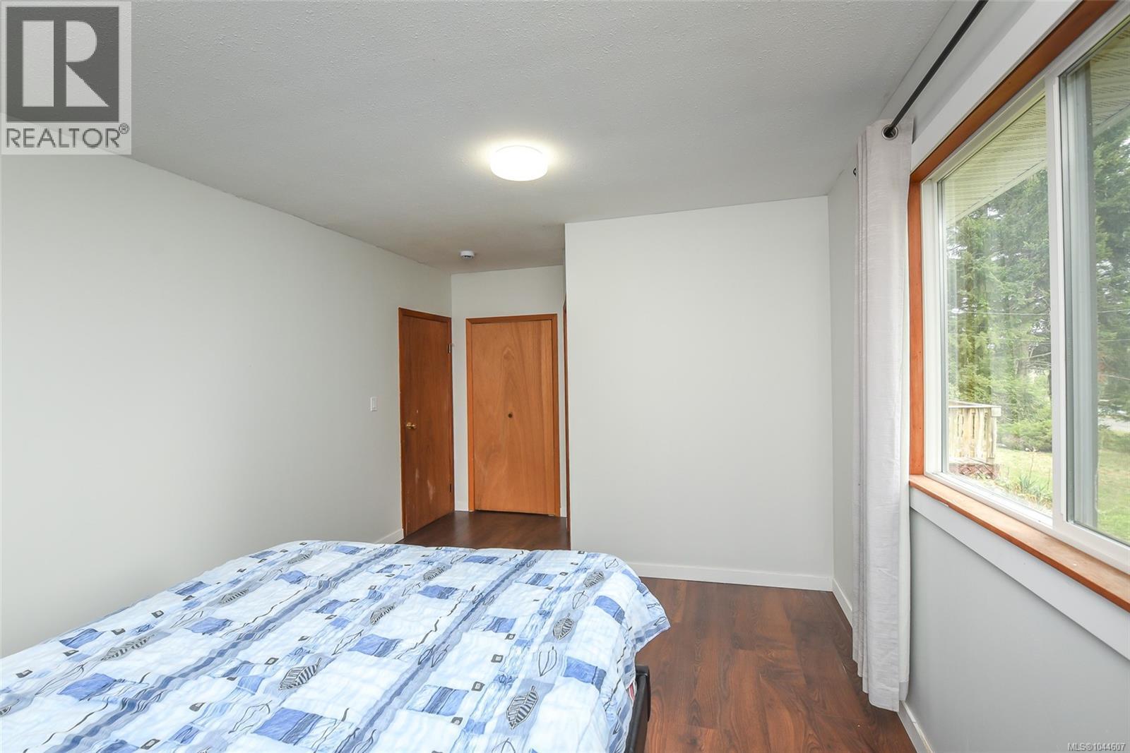 6601 Mystery Beach Rd, Fanny Bay, BC - Indoor Photo Showing Bedroom