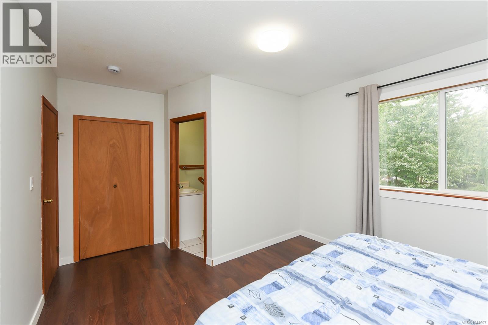6601 Mystery Beach Rd, Fanny Bay, BC - Indoor Photo Showing Bedroom