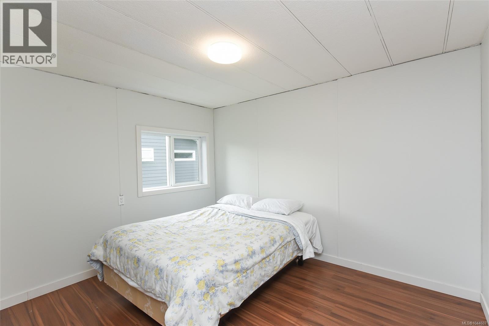 6601 Mystery Beach Rd, Fanny Bay, BC - Indoor Photo Showing Bedroom