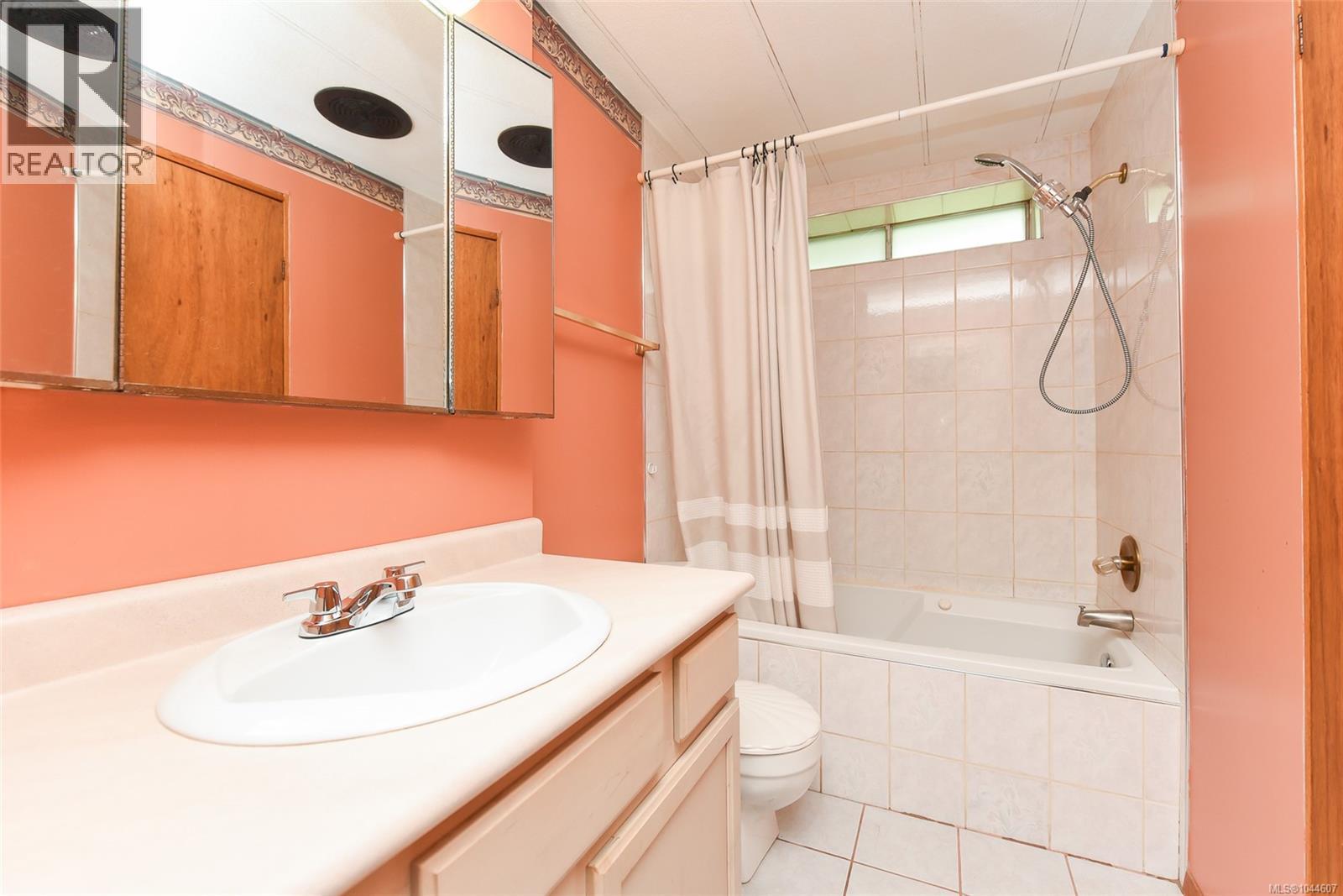 6601 Mystery Beach Rd, Fanny Bay, BC - Indoor Photo Showing Bathroom