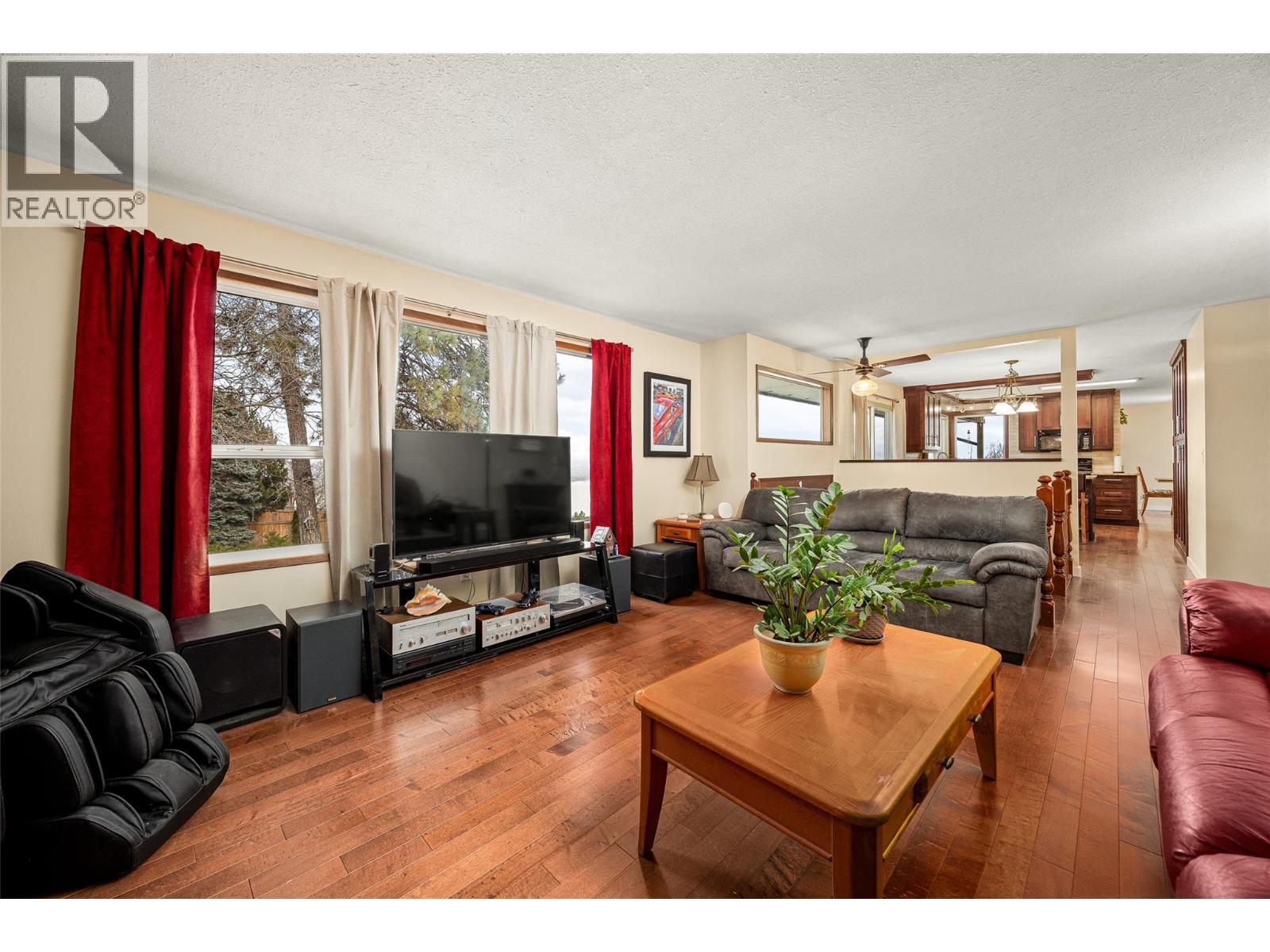 2152 Alexander Place, Westbank, BC - Indoor Photo Showing Living Room