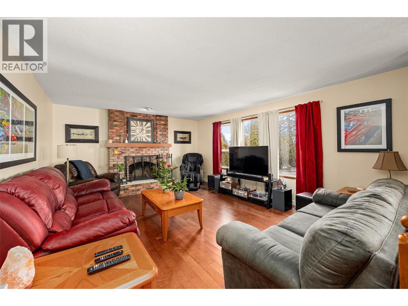 2152 Alexander Place, Westbank, BC - Indoor Photo Showing Living Room With Fireplace