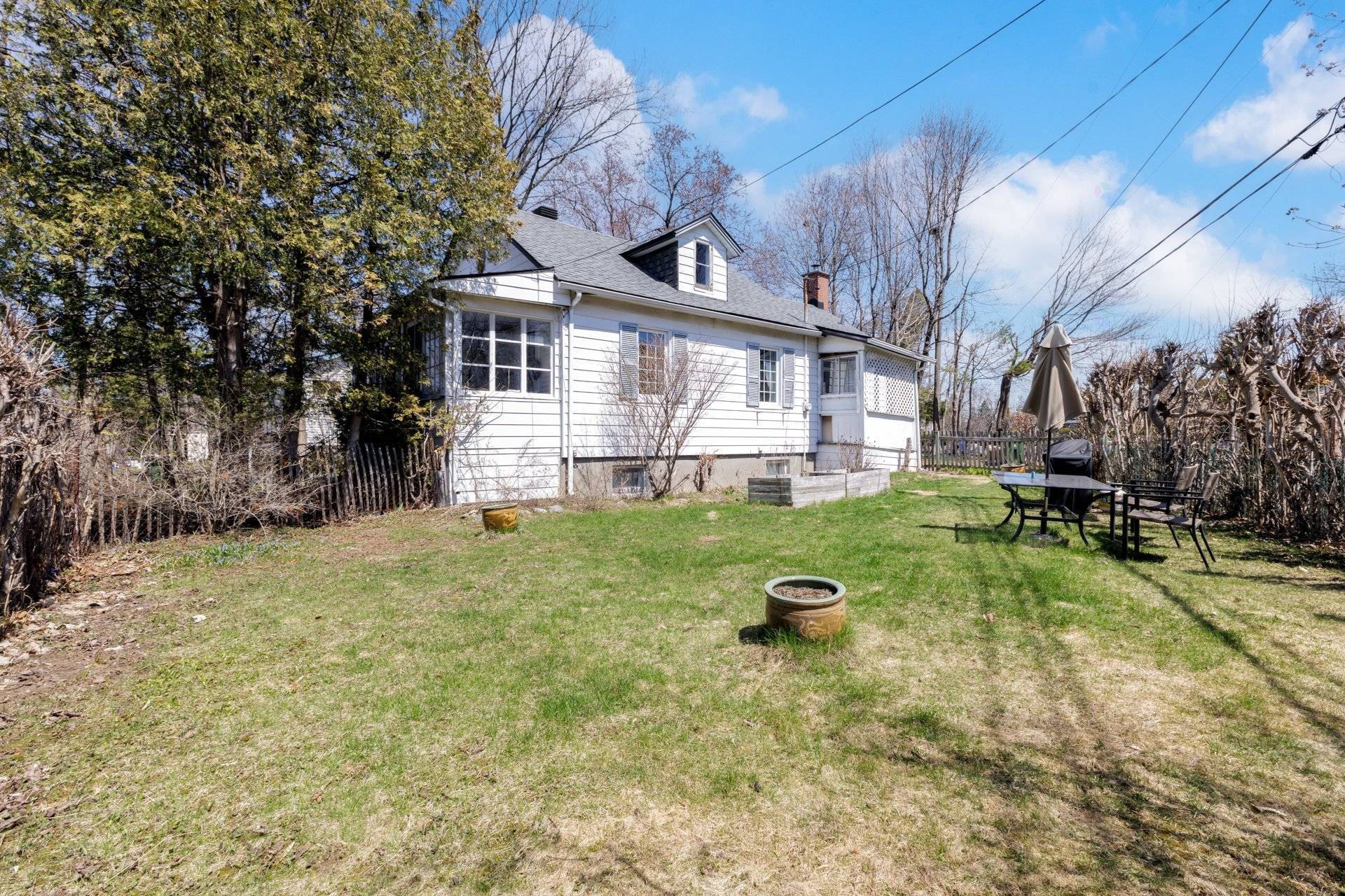 Courtyard - 25 Av. Queen, Pointe-Claire, QC - Outdoor