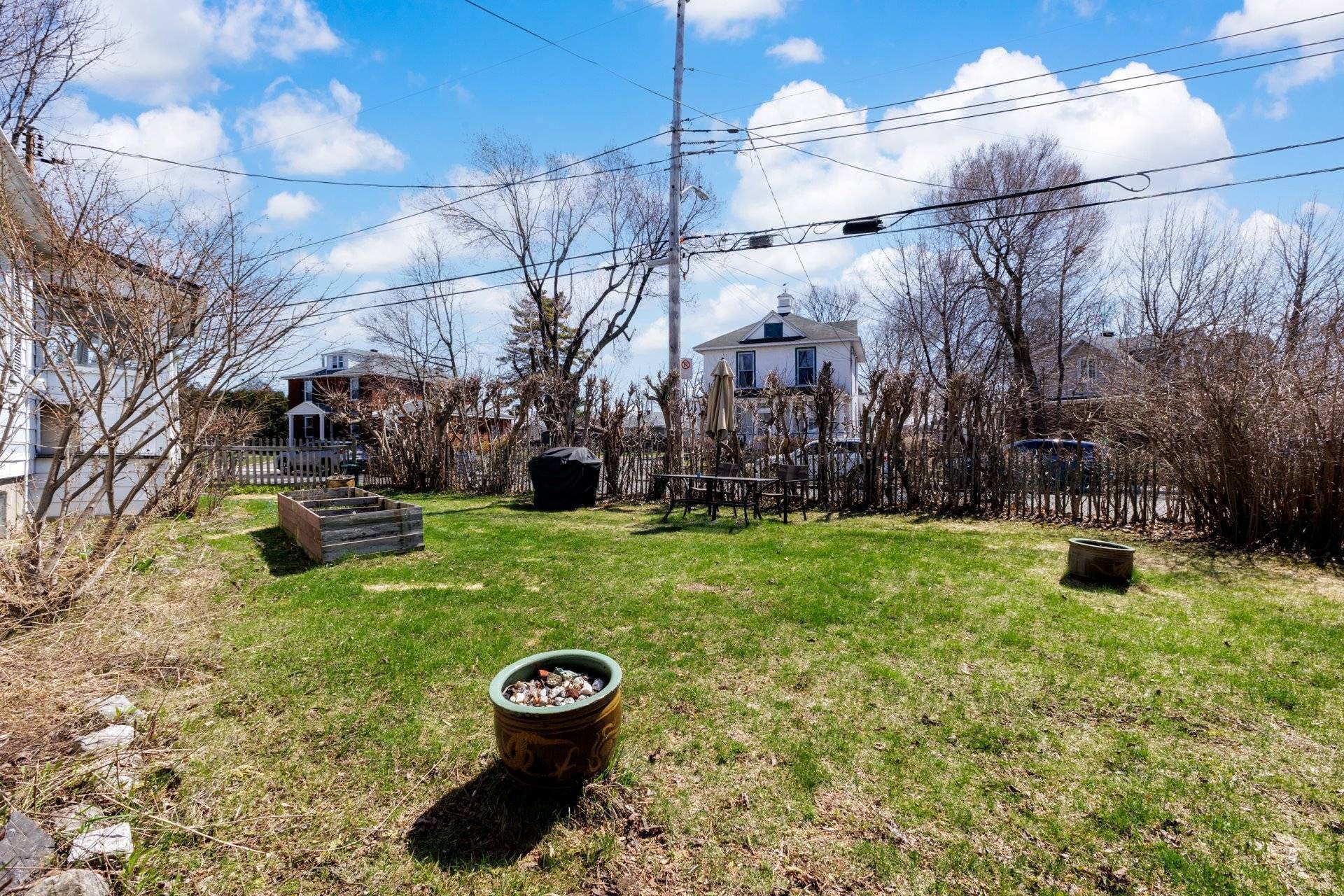 Courtyard - 25 Av. Queen, Pointe-Claire, QC - Outdoor