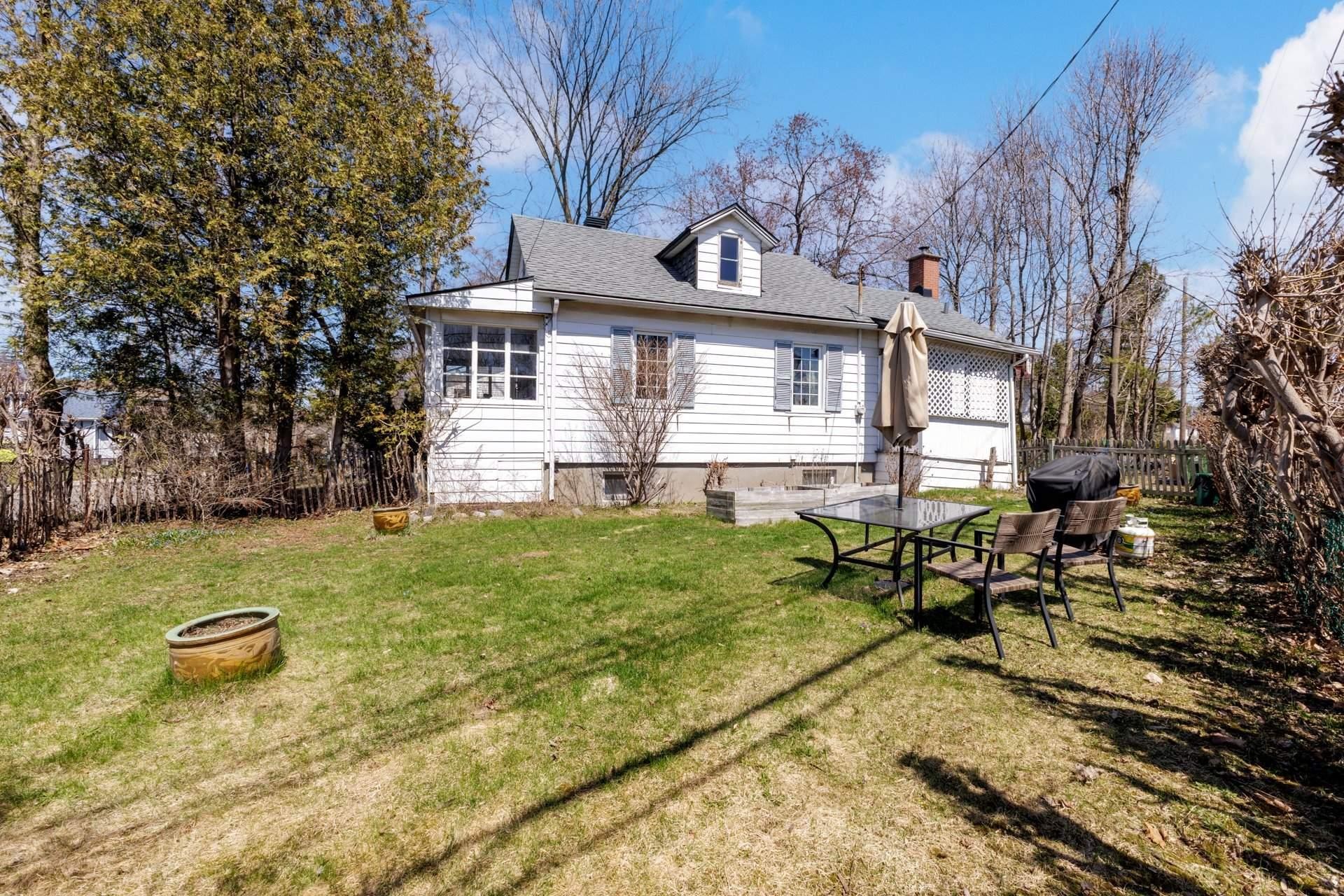 Courtyard - 25 Av. Queen, Pointe-Claire, QC - Outdoor