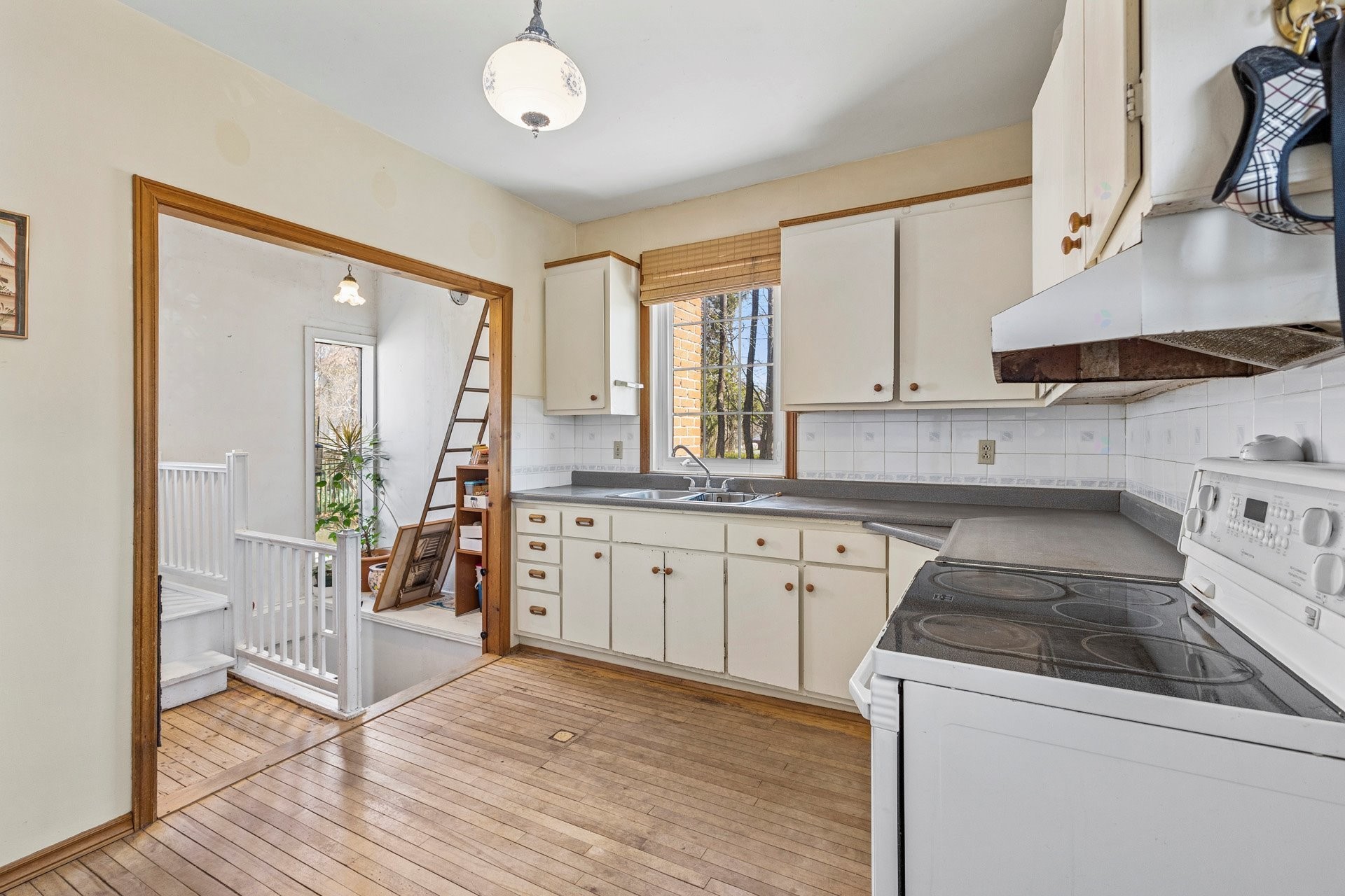 Kitchen - 25 Av. Queen, Pointe-Claire, QC - Indoor Photo Showing Kitchen With Double Sink
