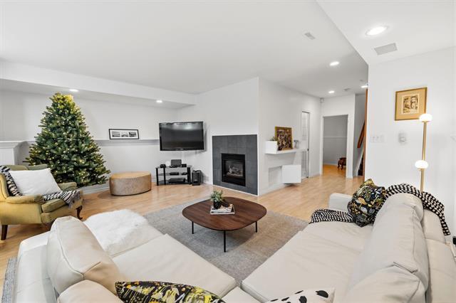1324 Wellington Cr, Winnipeg, MB - Indoor Photo Showing Living Room With Fireplace