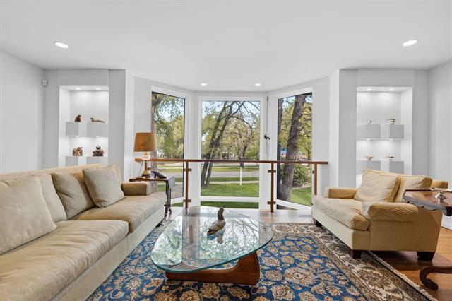 1324 Wellington Cr, Winnipeg, MB - Indoor Photo Showing Living Room