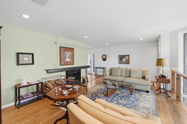 1324 Wellington Cr, Winnipeg, MB - Indoor Photo Showing Living Room