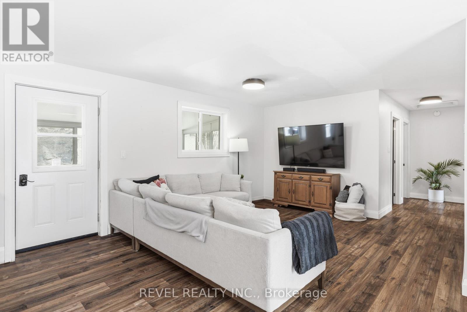 122 Mcguire Beach Road, Kawartha Lakes (Carden), ON - Indoor Photo Showing Living Room