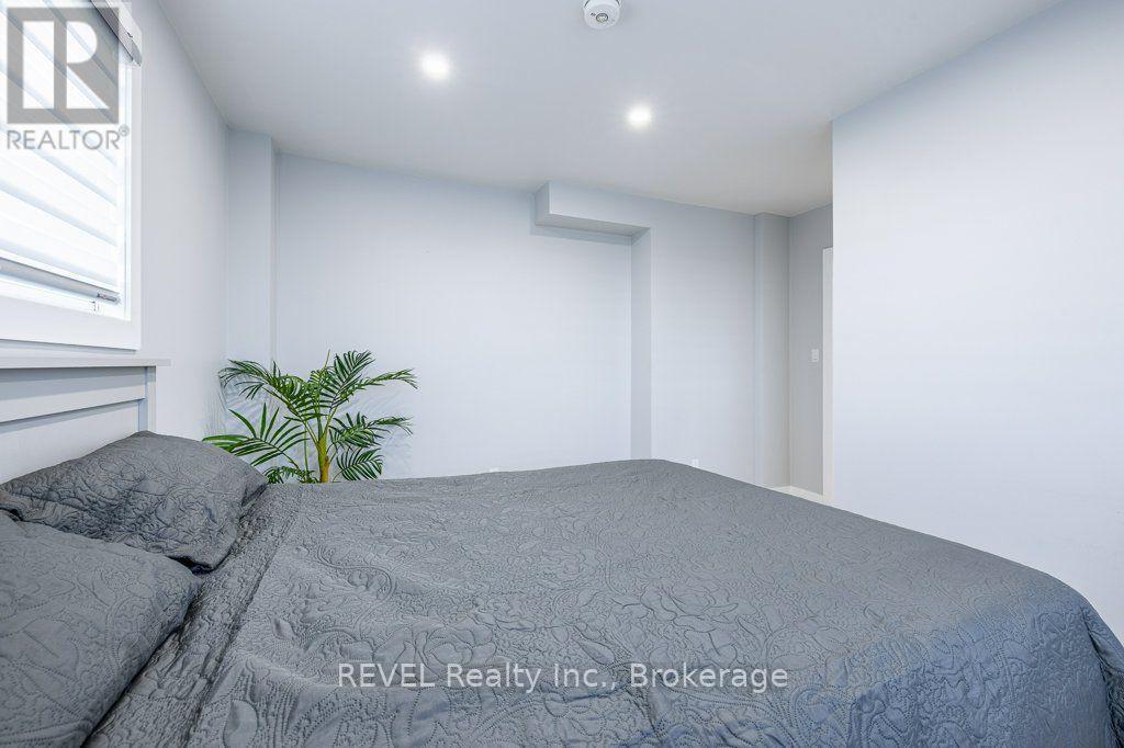 165 East West Line, Niagara-On-The-Lake (Lakeshore), ON - Indoor Photo Showing Bedroom