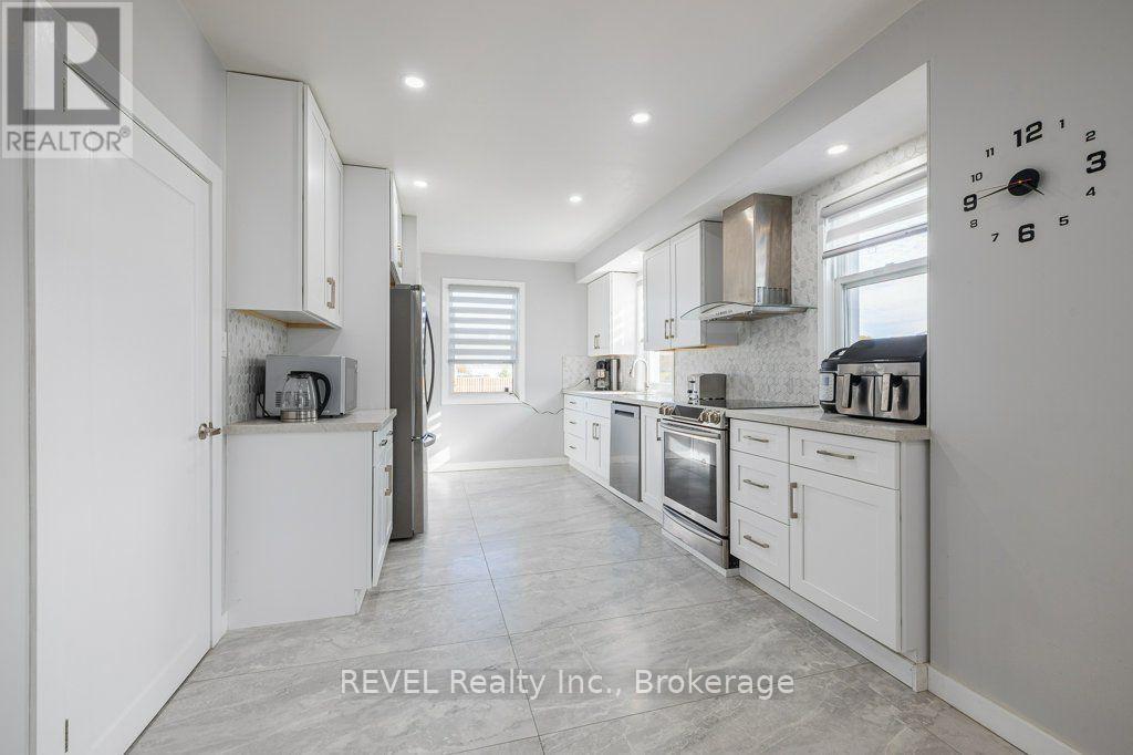 165 East West Line, Niagara-On-The-Lake (Lakeshore), ON - Indoor Photo Showing Kitchen