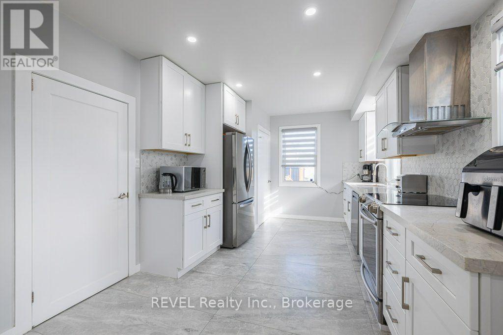 165 East West Line, Niagara-On-The-Lake (Lakeshore), ON - Indoor Photo Showing Kitchen