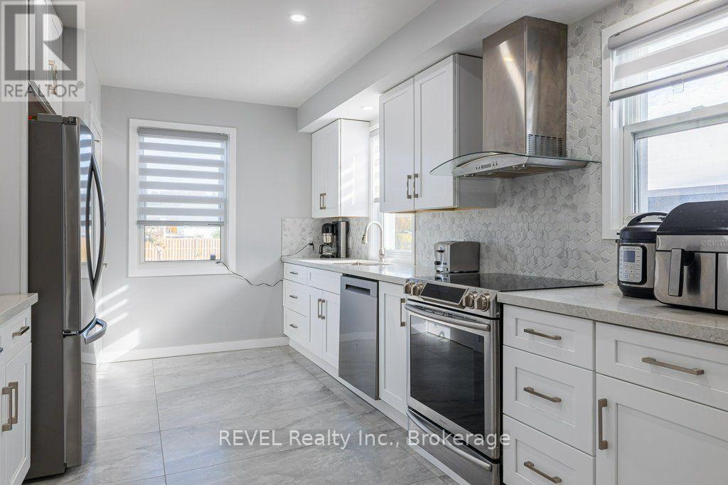 165 East West Line, Niagara-On-The-Lake (Lakeshore), ON - Indoor Photo Showing Kitchen
