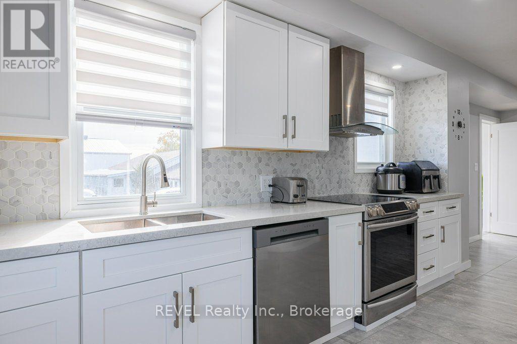 165 East West Line, Niagara-On-The-Lake (Lakeshore), ON - Indoor Photo Showing Kitchen With Double Sink With Upgraded Kitchen