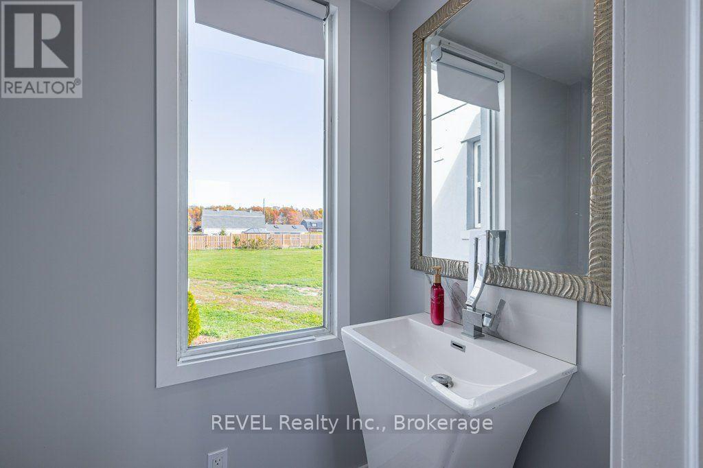 165 East West Line, Niagara-On-The-Lake (Lakeshore), ON - Indoor Photo Showing Bathroom