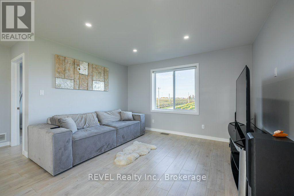 165 East West Line, Niagara-On-The-Lake (Lakeshore), ON - Indoor Photo Showing Living Room